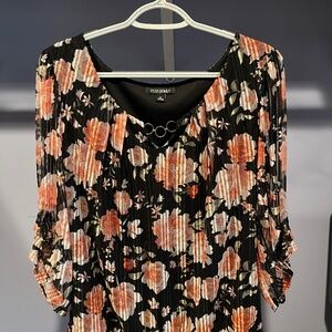 Roz & Ali Size Medium Black Floral Top